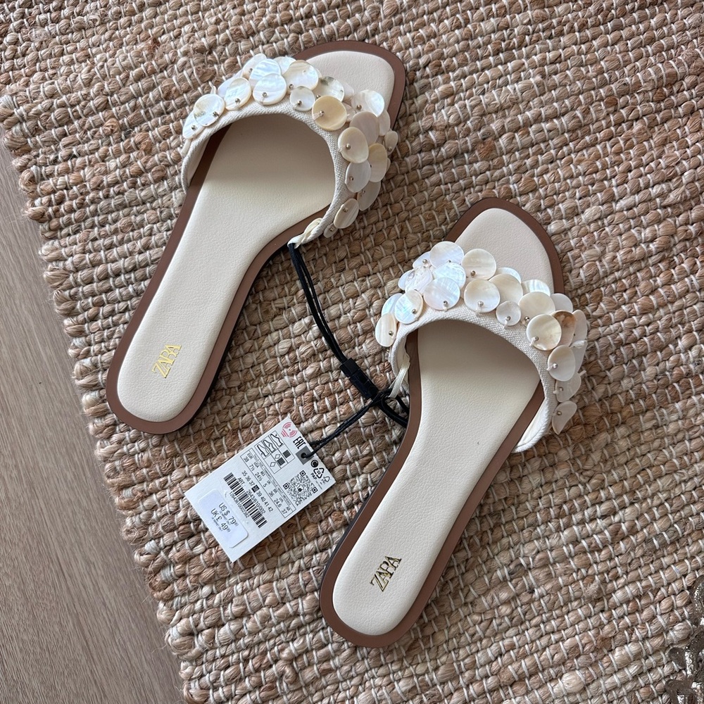 FLAT SANDALS WITH PEARLESCENT PIECES
